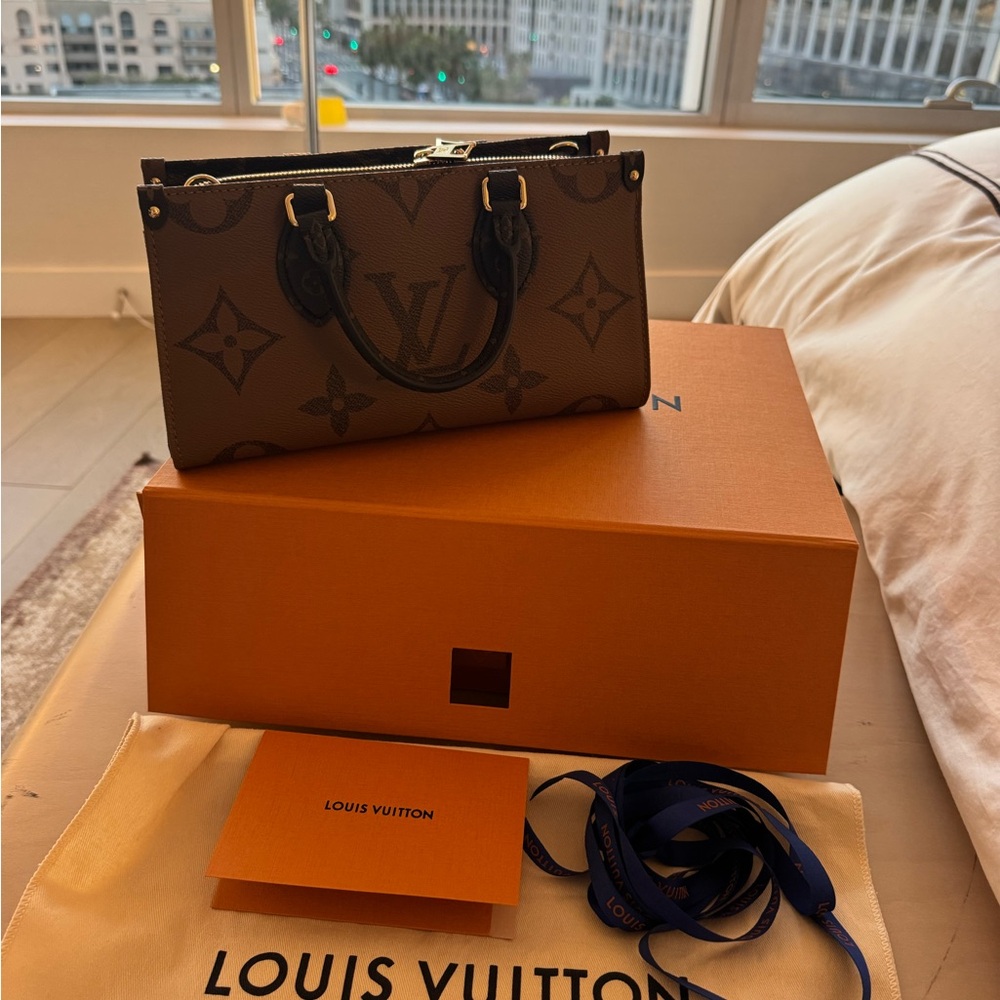 Louis Vuitton OnTheGo East West Chain - Picture 5 of 12